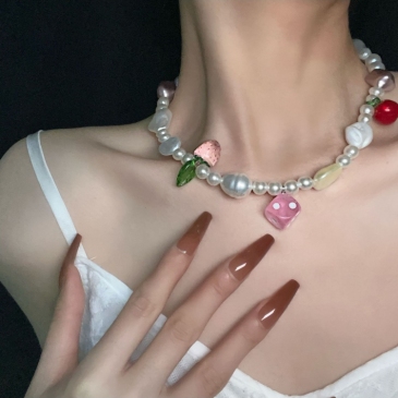 Sweet Contrast Color Faux Pearl Pendant Necklace