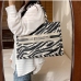 3High-Fashion Edge Printed Tote Bag With Zipper