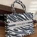 4High-Fashion Edge Printed Tote Bag With Zipper