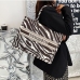 1High-Fashion Edge Printed Tote Bag With Zipper